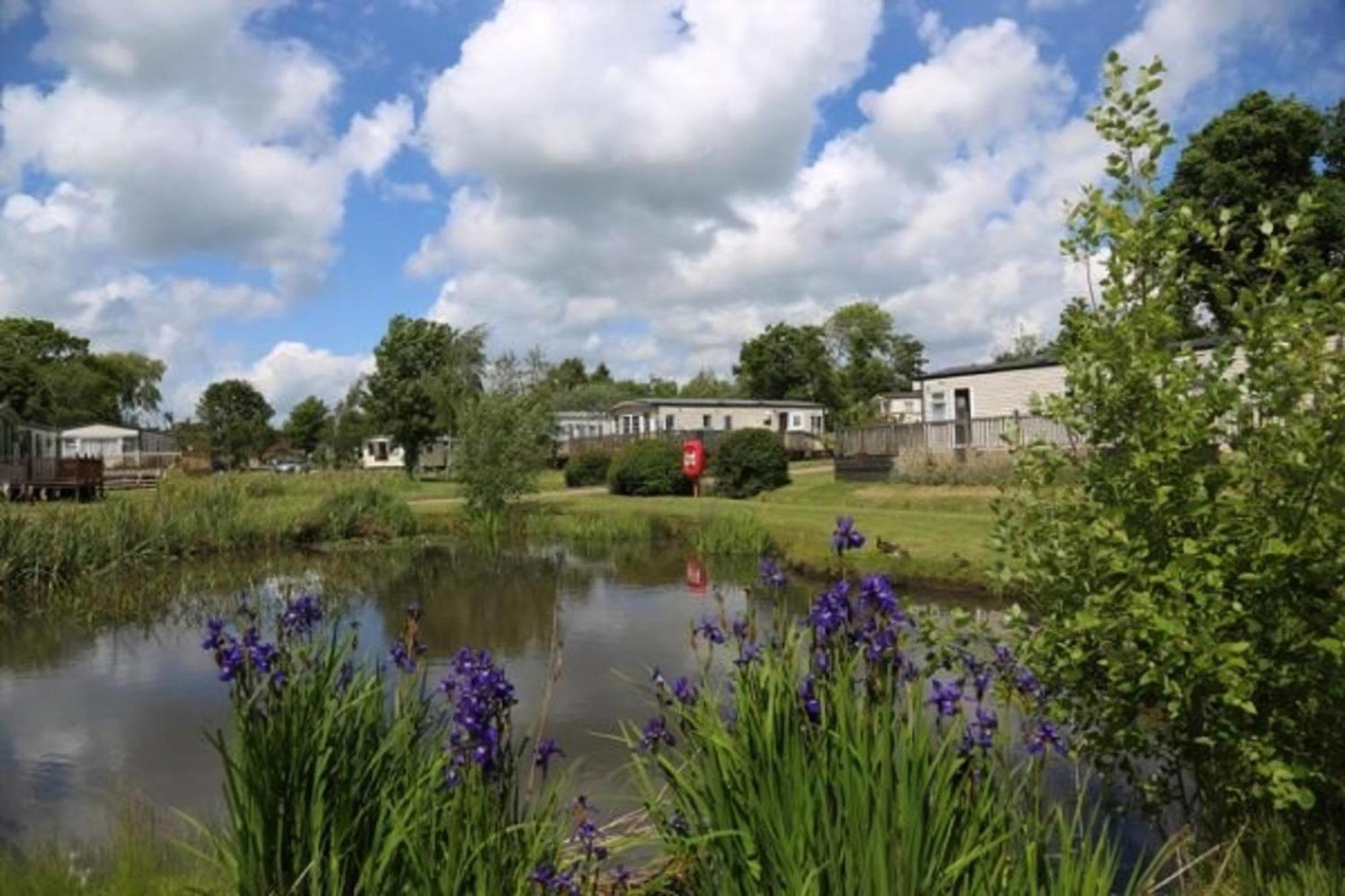 Campsite Beautiful Caravan With Decking At Carlton Meres Park, Suffolk Ref 60001m *