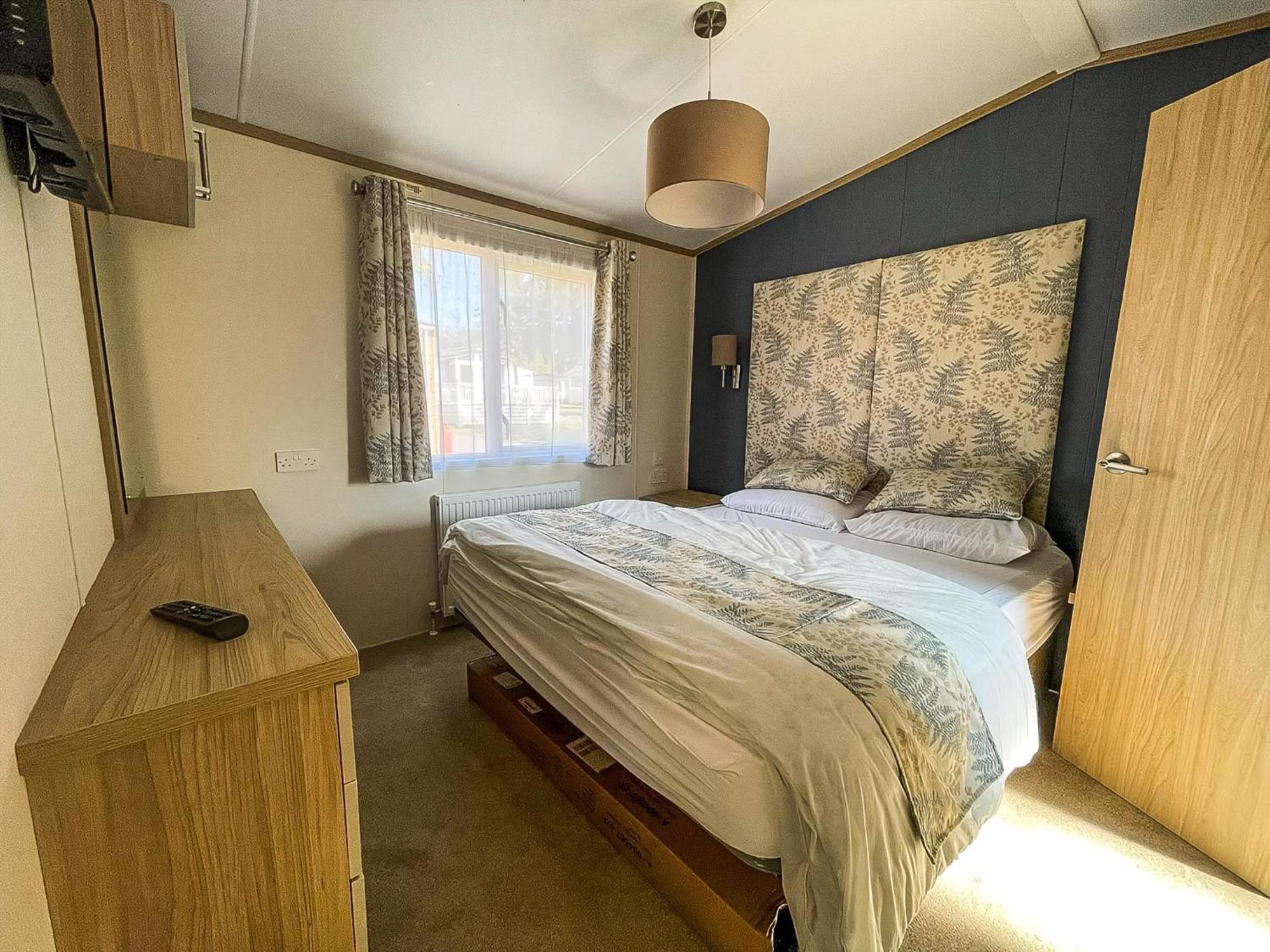 Beautiful Caravan With Decking At Carlton Meres Park, Suffolk Ref 60001m Campsite *